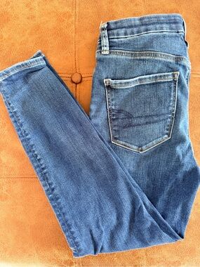 LOT: American Eagle Outfitters Women's jeans, two pairs, size 4.